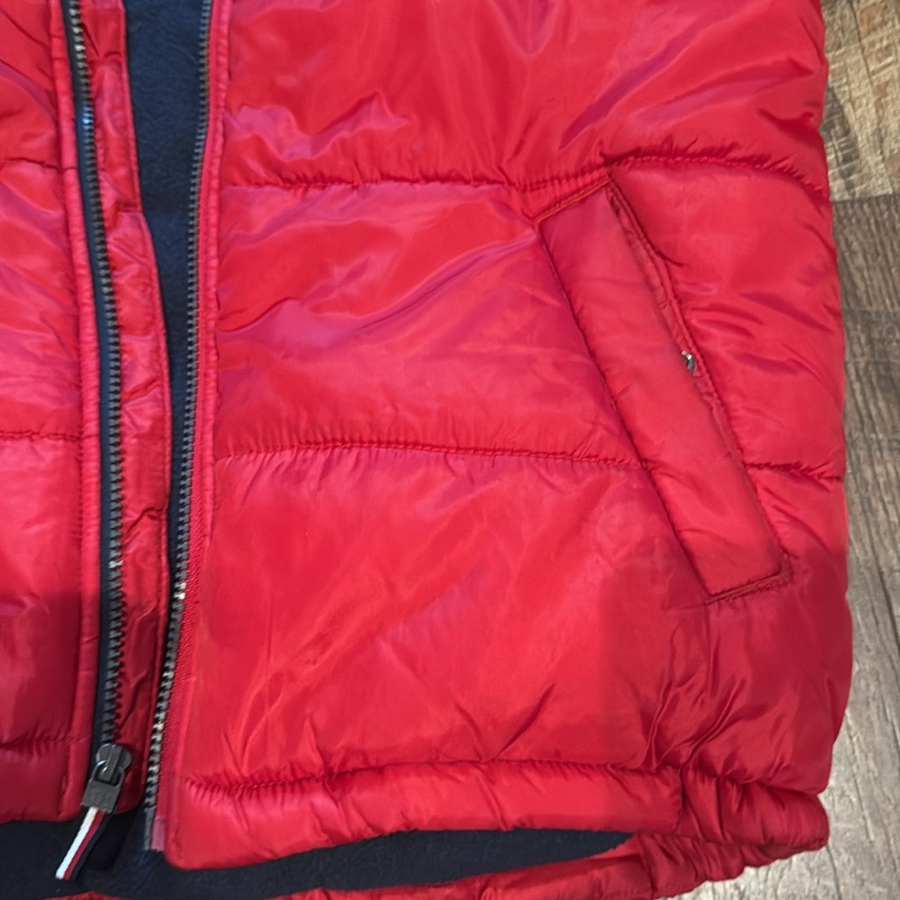 BOYS RED TOMMY HILFIGER PUFFER JACKET - Picture 6 of 8